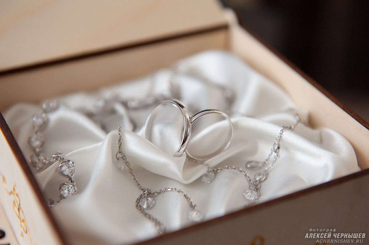 обручальные кольца фото в коробочке с украшениями невесты