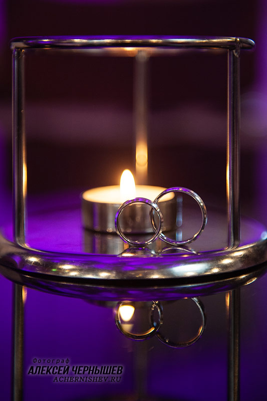 кольца на фоне свечи