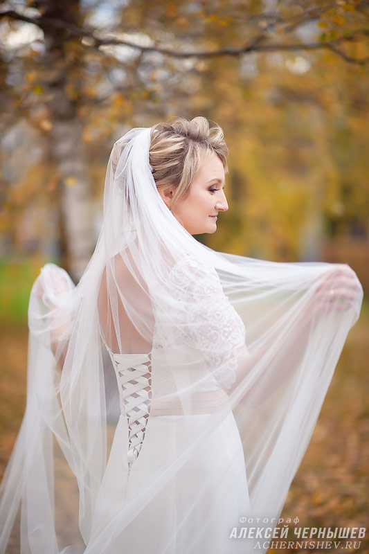 Невеста с фатой в Воронцовском парке фото