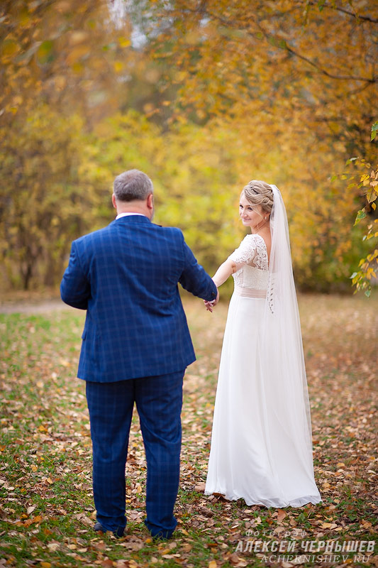 Невеста ведет жениха за руку в Воронцовском парке фото