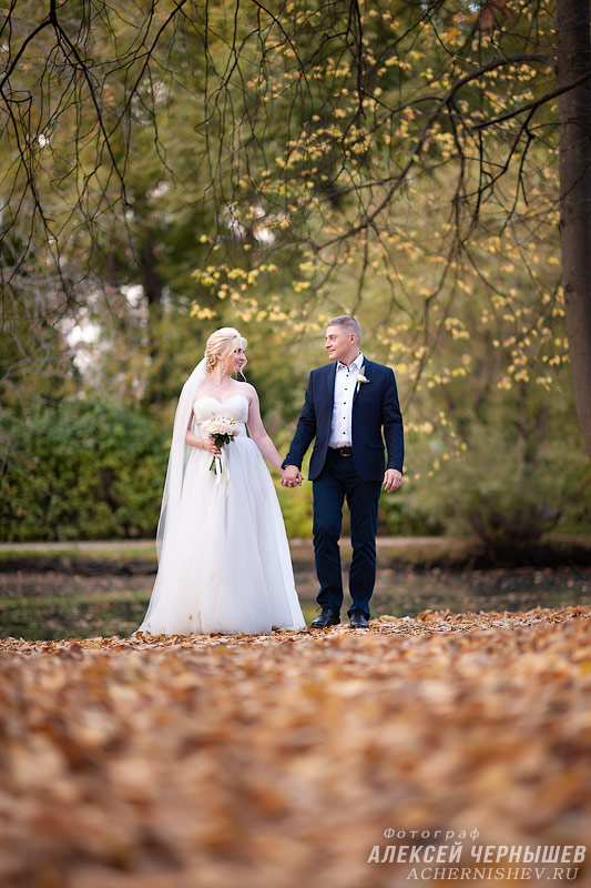 Свадебная фотосессия в Воронцовском парке — фото молодожены идут по опавшим листьям
