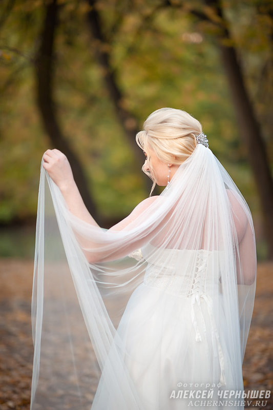 Свадебная фотосессия в Воронцовском парке фото — невеста с фатой
