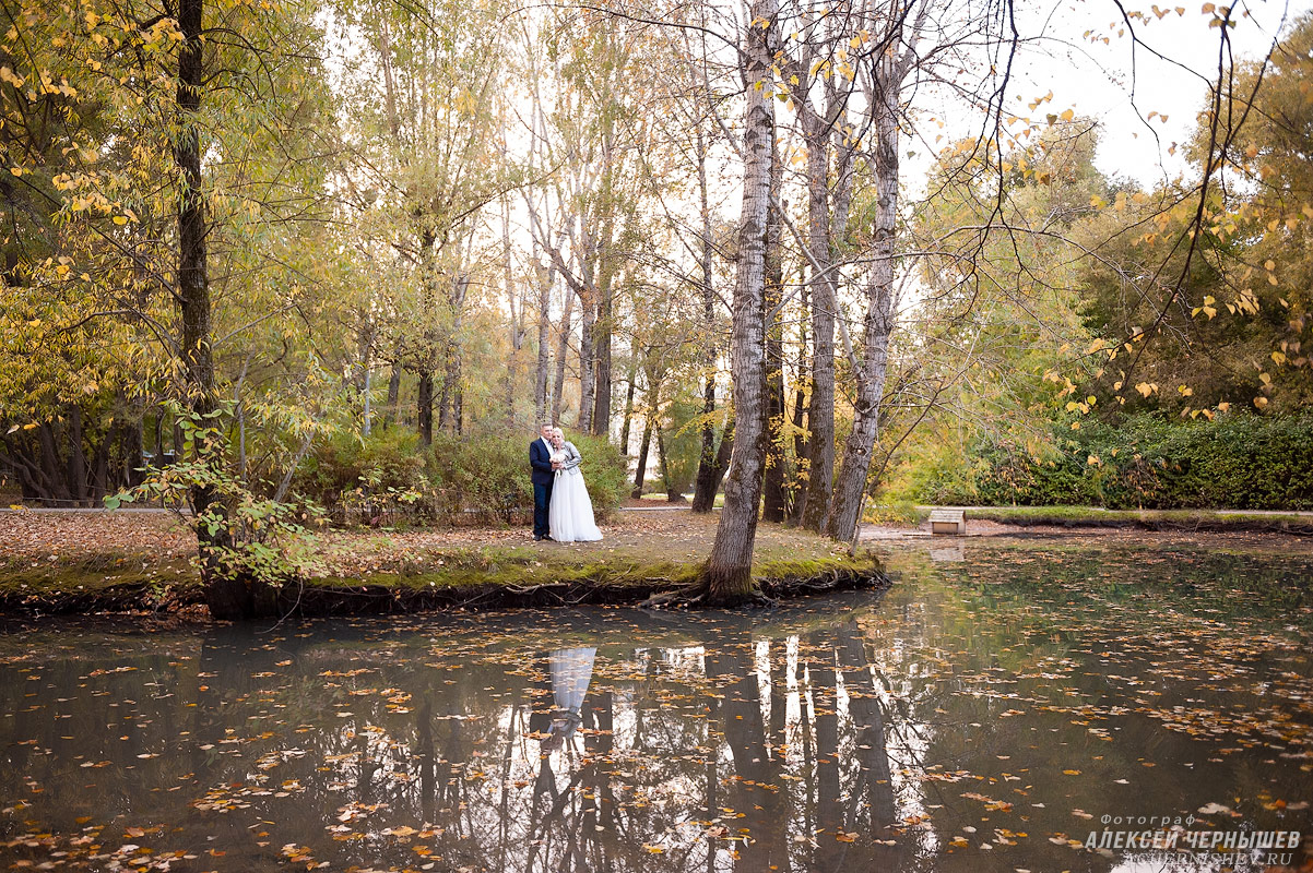 Свадебная фотосессия в Воронцовском парке — фото молодоженов у пруда