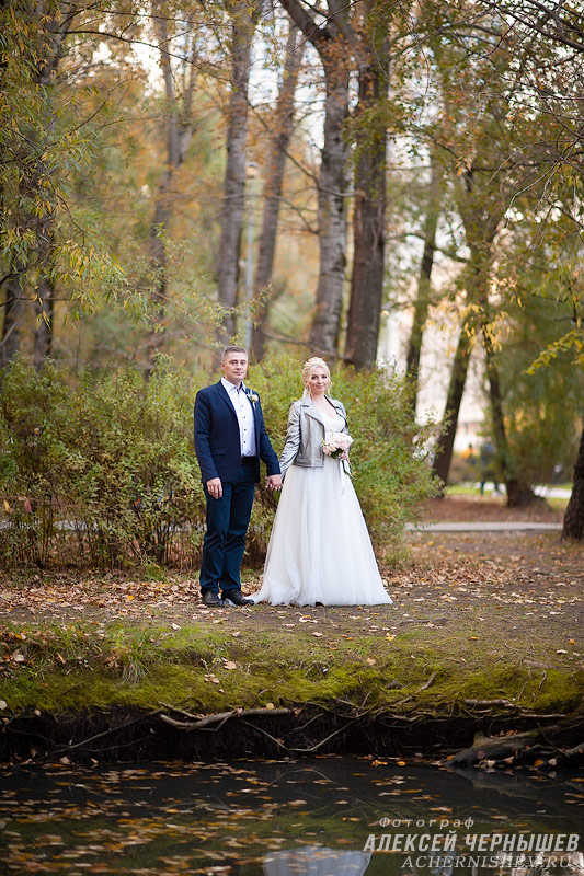 Свадебная фотосессия в Воронцовском парке — фото жених и невеста на берегу прудика