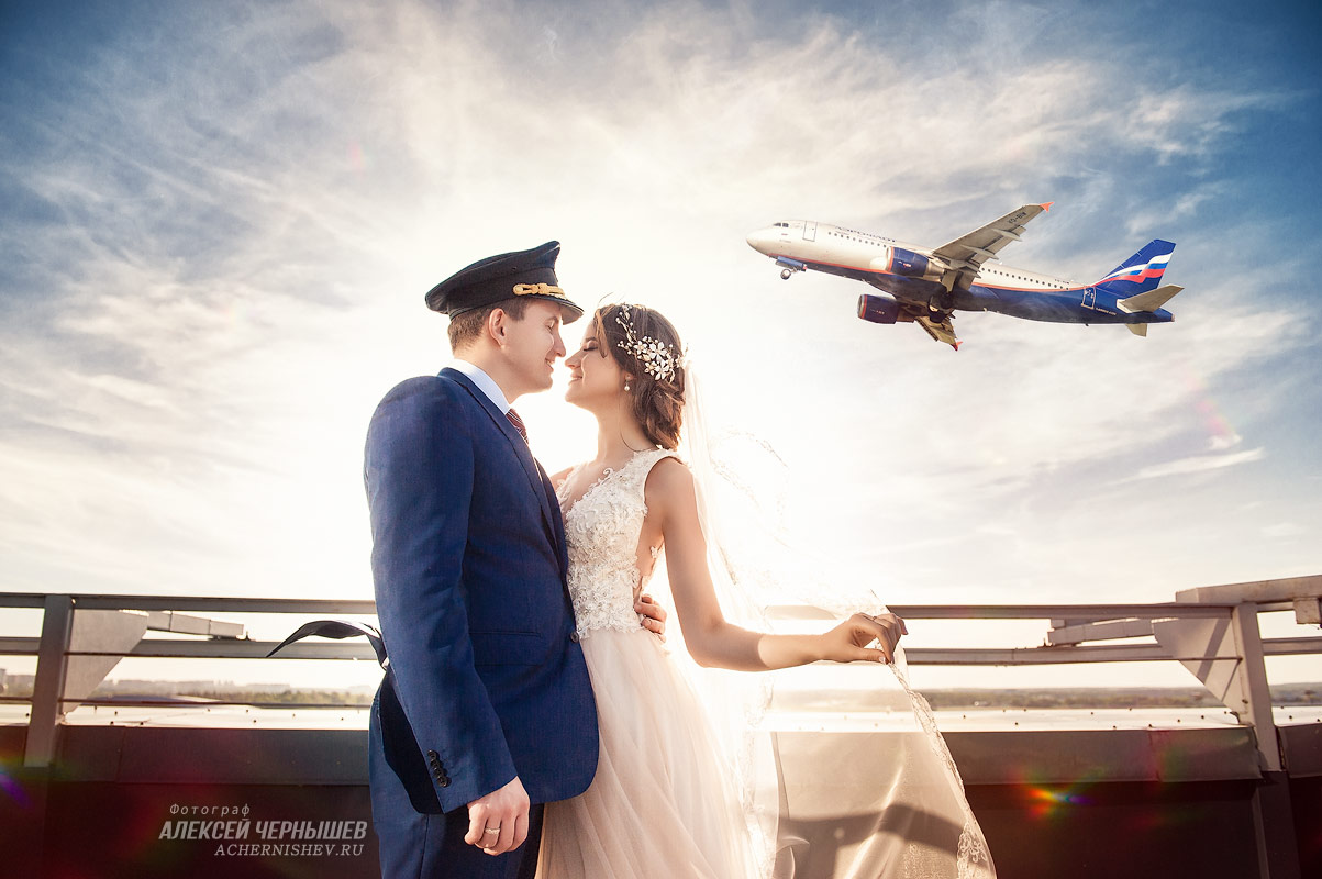 фото жениха и невесты на фоне самолета
